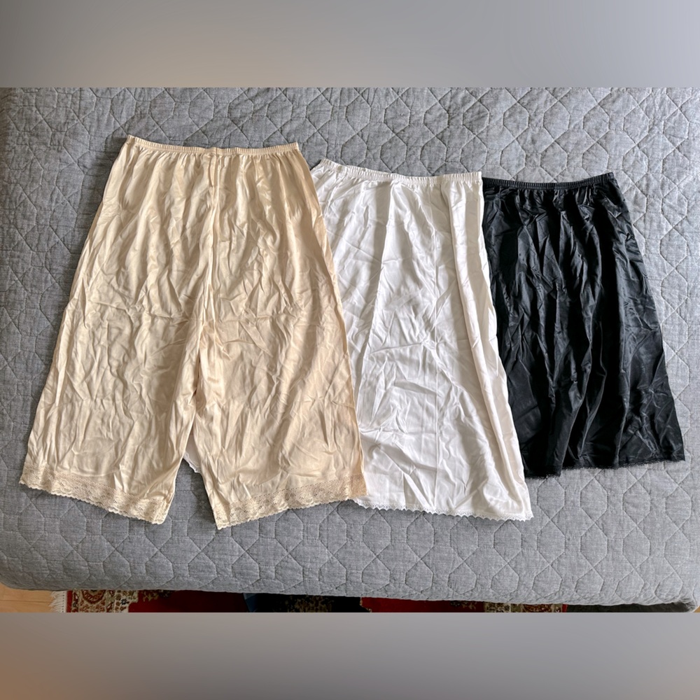 Set of 3 Vanity Fair slips - black, white, beige - size S/M